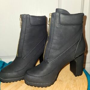 DKNY boot with zipper front